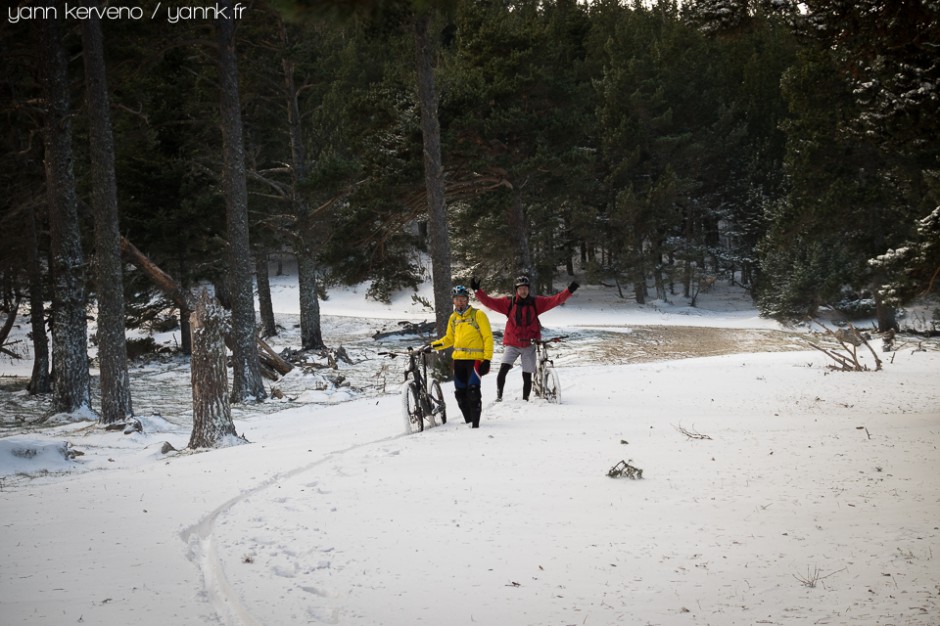 Au col, le vélo tient tout seul dans la neige.